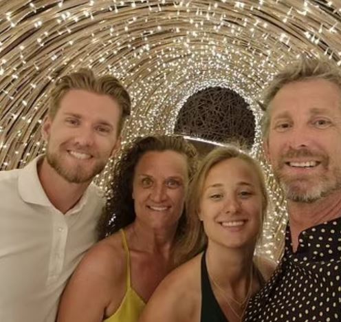 Joe van der Sar Wiki, Height, Age, Girlfriend, Family, Net Worth, Biography & More 10 Annemarie van Kesteren with her family
