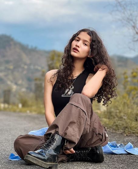 Arti Chaudhary: Wiki, BIO, Age, Height, Family, Boyfriend, Net Worth & More 4 Arti Chaudhary is a vlogger