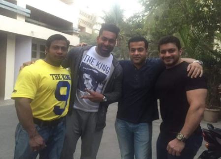 Ashish Sakharkar Death Cause, Disease, Age, Wife, Height, Parents, Biography, Wiki & More 7 Ashish with his friends