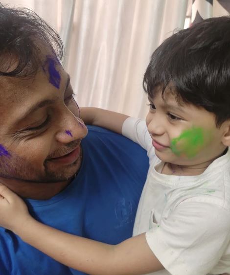 Ashish Sakharkar Death Cause, Disease, Age, Wife, Height, Parents, Biography, Wiki & More 10 Ashish with his son