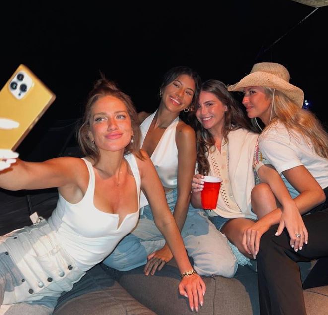Brynn Whitfield Age, Height, Parents, Husband, Biography, Wiki, Net Worth & More 7 Brynn Whitfield and her friends