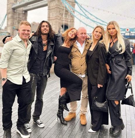 Daniella Hemsley Wiki, Age, Height, Boyfriend, Parents, Ethnicity, Net Worth, Biodata & More 4 Daniella Hemsley with her family