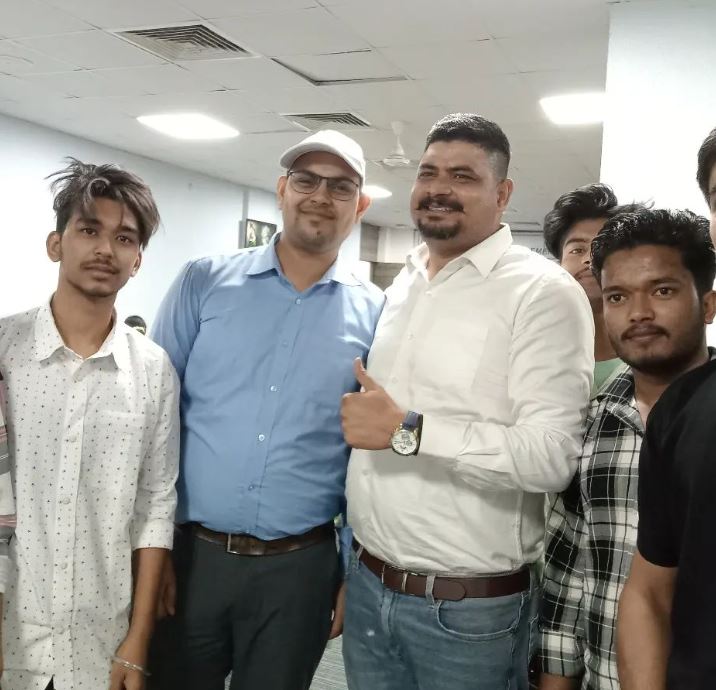 Dhasu Sir Wiki (Maths Teacher) Real Name, Biography, Age, Meme, Wife, Family, Net Worth, Math Book, Classes & More 7 Dhasu Sir with his students