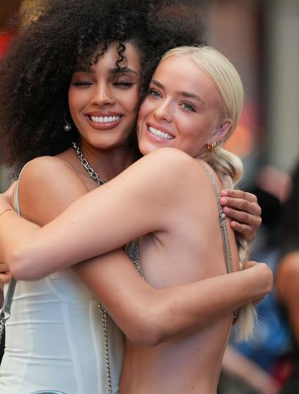 Elys Hutchinson Height, Age, Biography, Wiki, Boyfriend, Net Worth, Family & More 6 Elys Hutchinson and her friend