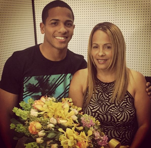 Felix Verdejo Height, Weight, Wife, Age, Parents, Net Worth, Record, Biography & More 4 Felix Verdejo with his mother