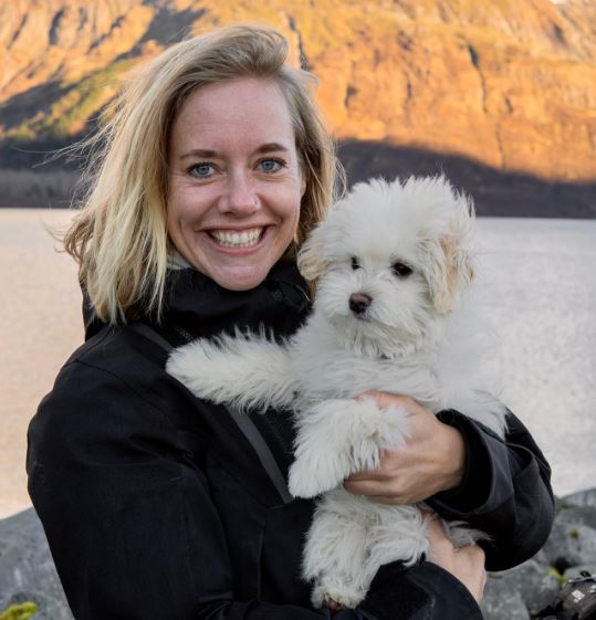 Itchy Boots (Youtuber) Wiki, Age, Net Worth, Boyfriend, Parents, Birthday, Height & Facts 7 Itchy with her pet dog