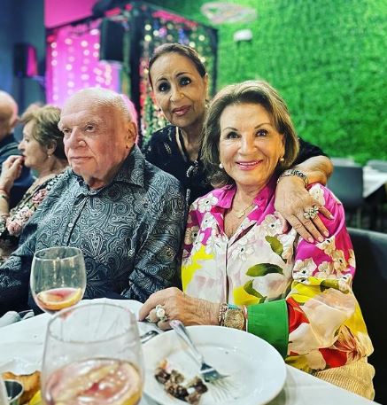 Marina Hochstein (Lenny Hochstein's Mother) Wiki, Age, Family, Husband, Kids, Net worth & More 6 Marina Hochstein's with her family