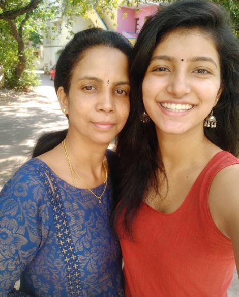 Meetha Raghunath Wiki, Biography, Age, Height, Family, Caste, Boyfriend & More 7 Meetha with her mother