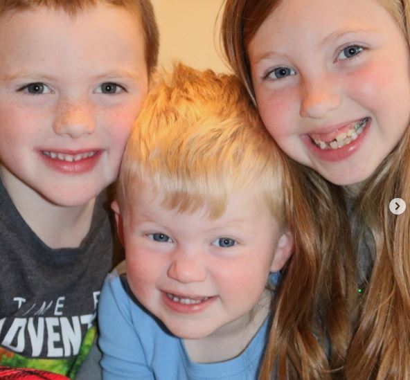 Olivia Knighton: Biography, Wiki, Death Cause, Age, Parents, Education, Boyfriend & More 3 Olivia with her brothers