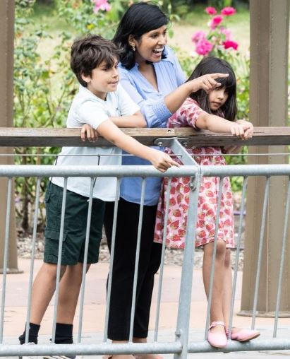 Roshena Campbell (Barrister at Victorian Bar) Age, Husband, Kids, Net worth, Family, Biography & More 5 Roshena with her kids