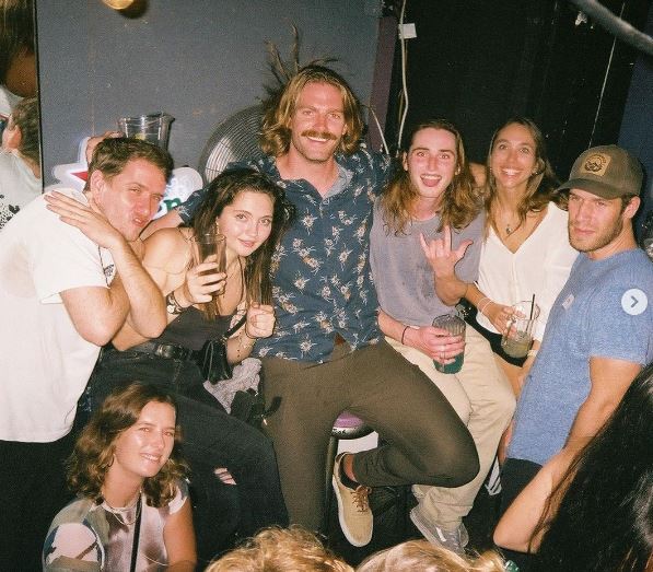 Sarah Brady (Surfer) Wiki, Biography, Parents, Boyfriend, Birthday, Age, Height & More 4 Sarah Brady with her friends