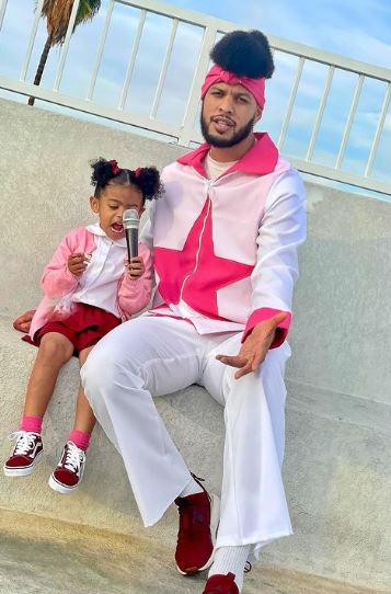 Sarunas J Jackson: Biography, Wiki, Brother, Wife, Parents, Net Worth, Height & More 3 Sarunas with his daughter Zen