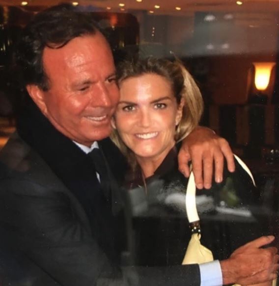 Susana Uribarri Wiki (José Luis Uribarri's Daughter) Age, Husband, Children, Net Worth, Family, BIO & More 9 Susana Uribarri with her friend