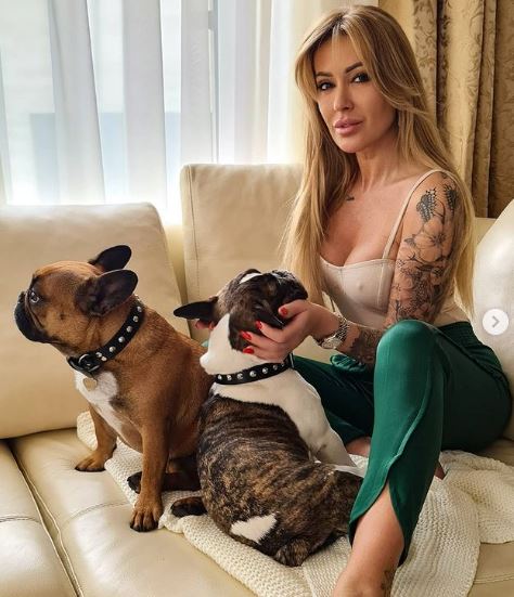 Sylwia Peretti Wiki, Biography, Height, Age, Husband, Kids, Family, Net Worth & More 3 Sylwia Peretti with her pet dogs