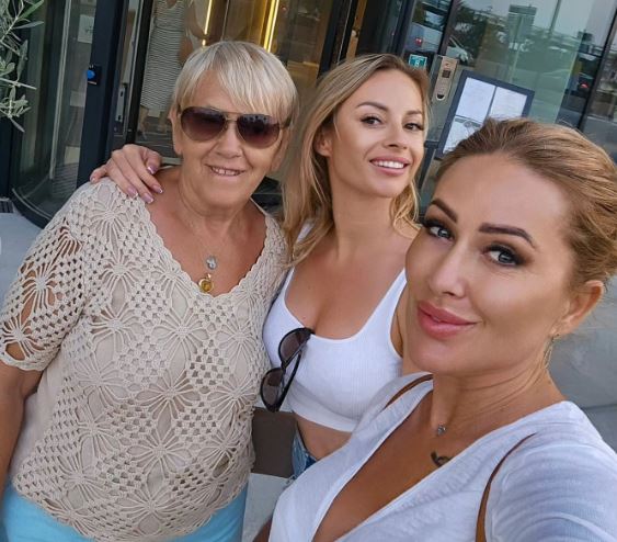 Sylwia Peretti Wiki, Biography, Height, Age, Husband, Kids, Family, Net Worth & More 6 Sylwia with her family