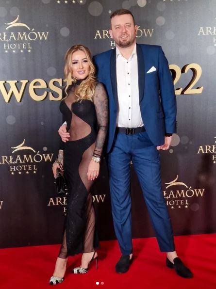 Sylwia Peretti Wiki, Biography, Height, Age, Husband, Kids, Family, Net Worth & More 4 Sylwia with her husband Łukasz Porzuczek