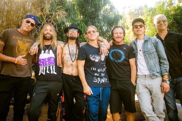 Taylor Hawkins Age, Wife, Children, Parents, Net Worth, Death Reason, Biography & More 9 Taylor Hawkins with his friends