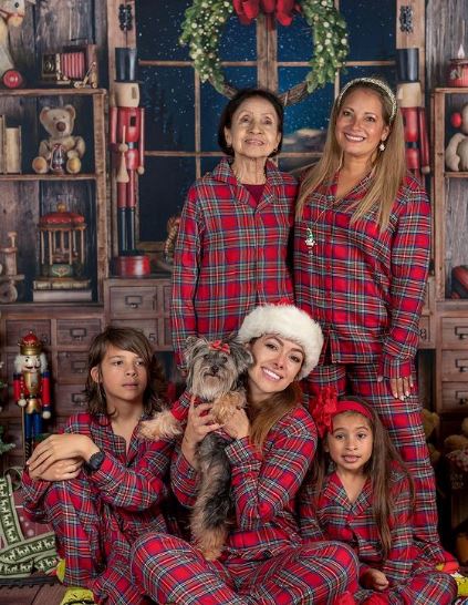 Ariana Viera (Miss Venezuela) Wiki, BIO, Age, Boyfriend, Family, Death, Accident & More 7 Ariana with her family