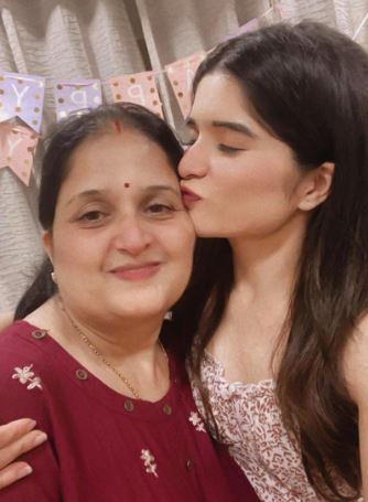 Bhavika Sharma Wiki, Birthday, Age, Parents, Height, Boyfriend, Biography, Net Worth & More 9 Bhavika with her mother Sangeeta Sharma