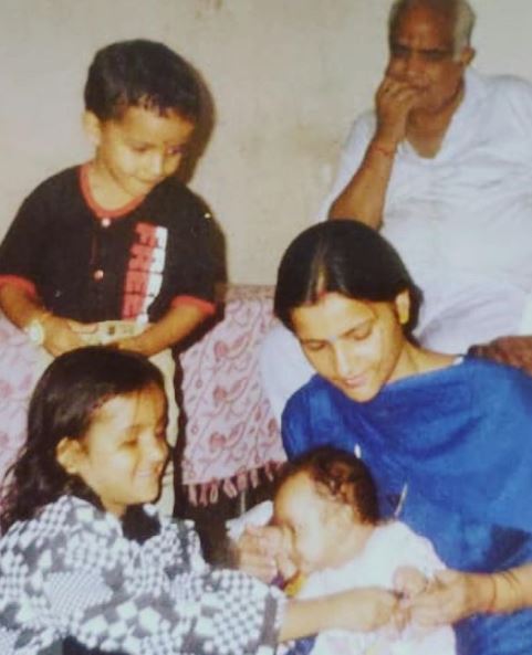 Prerna Malhan Age, Birthday, Husband, Family, Net Worth, BIO, Height & Wiki 2 Chidhood photo of Prerna with her family