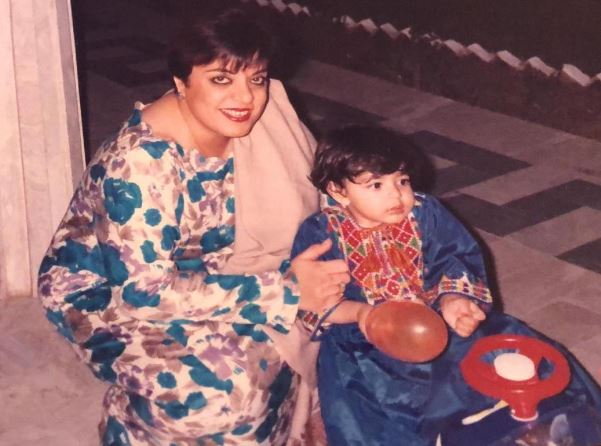 Imaan Hazir Mazari Wiki (Shireen Mazari's Daughter), Husband, Age, Family, Education, Biography & More 2 Childhood photo of Imaan with her mom