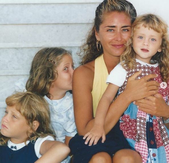 Valentina Ferragni Age, Boyfriend, Family, Height, Net worth, Biography, Wiki & More 2 Childhood photo of Valentina with her mother and sisters
