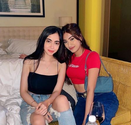 Kaashvi Hiranandani (Kaash Plays) Age, Height, Parents, Boyfriend, Net Worth, Wiki & BIO 8 Kaashvi with her friend