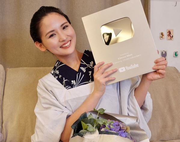 Kimono Mom Age, Husband, Kids, Biography, Wiki, Net Worth, Family, Height & More 5 Kimono Mom is a Youtuber