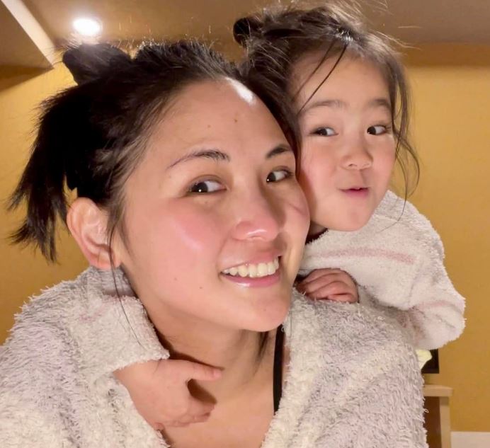Kimono Mom Age, Husband, Kids, Biography, Wiki, Net Worth, Family, Height & More 10 Kimono Mom with her daughter