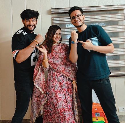 Prerna Malhan Age, Birthday, Husband, Family, Net Worth, BIO, Height & Wiki 3 Prerna Malhan with her brothers