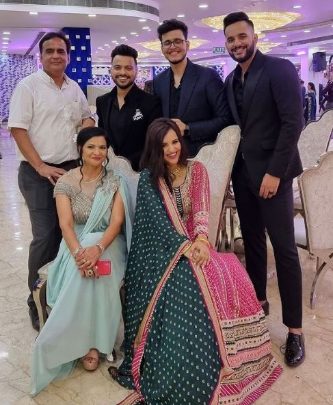 Prerna Malhan Age, Birthday, Husband, Family, Net Worth, BIO, Height & Wiki 4 Prerna Malhan with her family