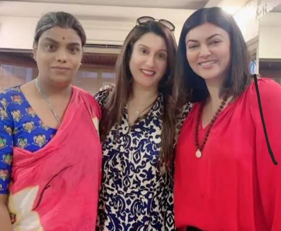 Shreegauri Sawant (Gauri Sawant) Age, Husband, Daughters, Parents, Sister, Net Worth & BIO 8 Shreegauri Sawant with her friends