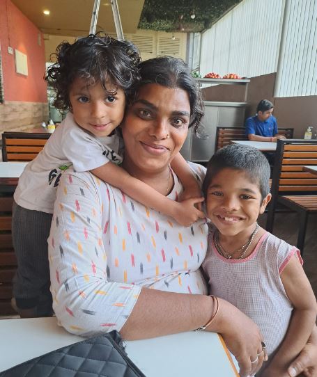 Shreegauri Sawant (Gauri Sawant) Age, Husband, Daughters, Parents, Sister, Net Worth & BIO 4 Shreegauri Sawant with her kids