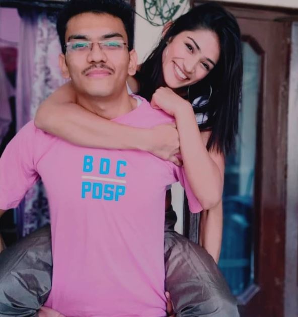 Shweta Sharda Height, Weight, Age, Parents, Education, Birthday, Boyfriend, BIO & More 8 Shweta with her brother Jatin