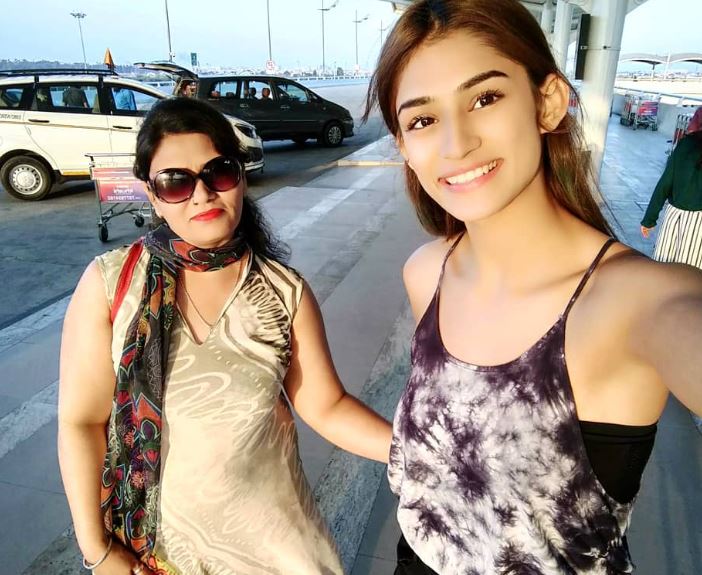Shweta Sharda Height, Weight, Age, Parents, Education, Birthday, Boyfriend, BIO & More 3 Shweta with her mother Suhana Dawra