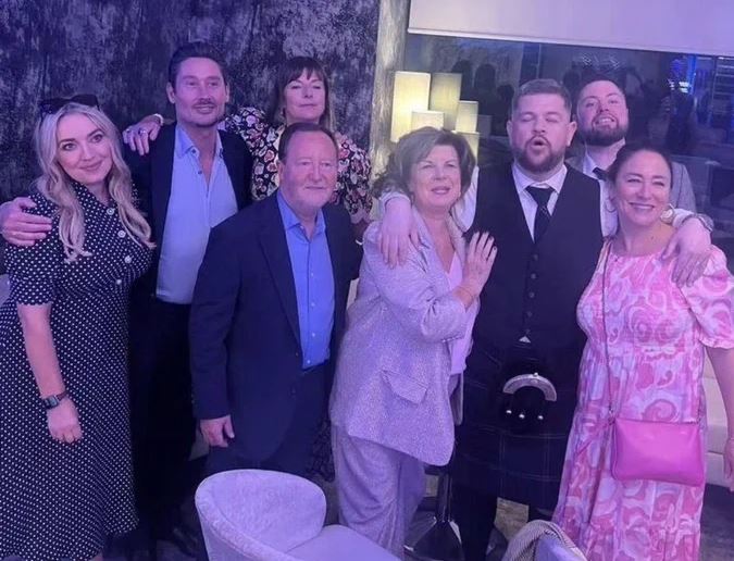 Simon Carlyle Age, Wiki, Biography, Wife, Death Cause, Net Worth, Family & More 4 Simon with the cast of Two Doors Down