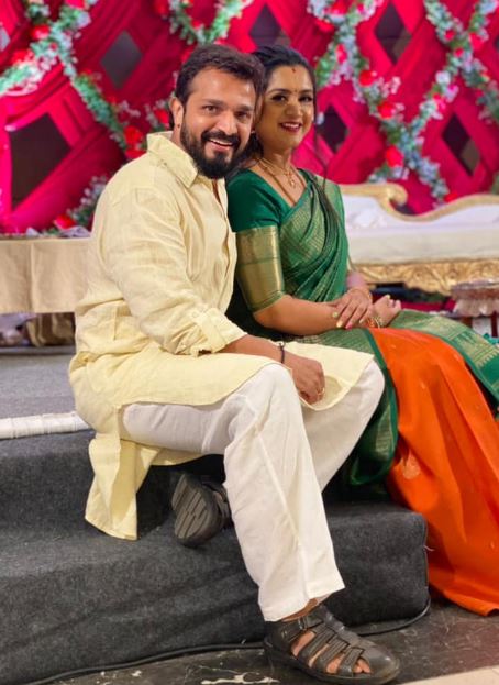 Spandana Raghavendra (Vijay Raghavendra's Wife) Wiki, Biography, Age, Death, Kids, Parents & More 6 Spandana Raghavendra with her husband Vijay Raghavendra