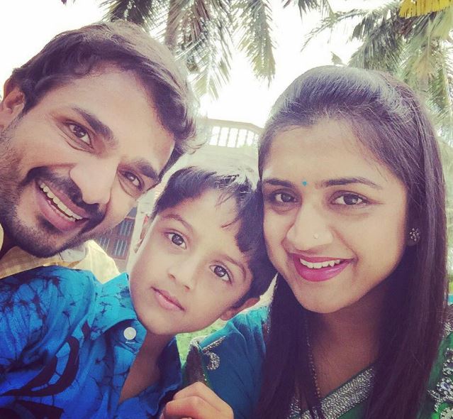 Spandana Raghavendra (Vijay Raghavendra's Wife) Wiki, Biography, Age, Death, Kids, Parents & More 7 Spandana with her husband and son