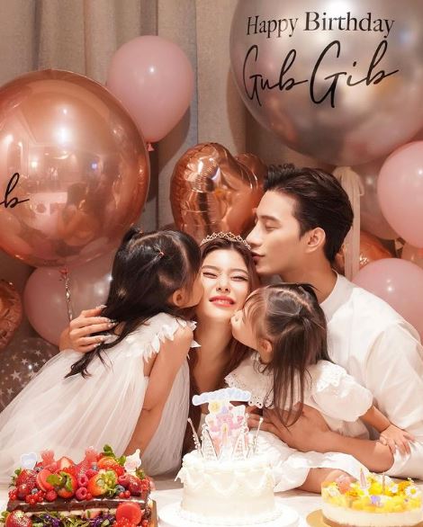 Thassapak Hsu Wife, Girlfriend, Age, Height, Family, Children, Biography, Wiki & More 6 Thassapak Hsu with his family