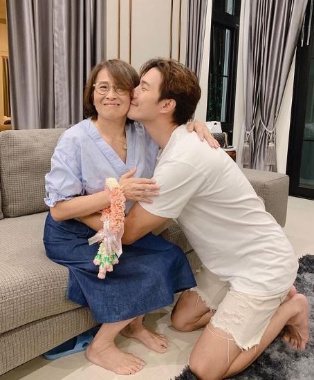 Thassapak Hsu Wife, Girlfriend, Age, Height, Family, Children ...