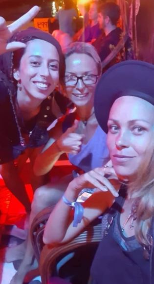 Zhanna D’Art Wiki, Biography, Age, Husband, Family, Weight, Height, Death & More 3 Zhanna D’Art and her friends