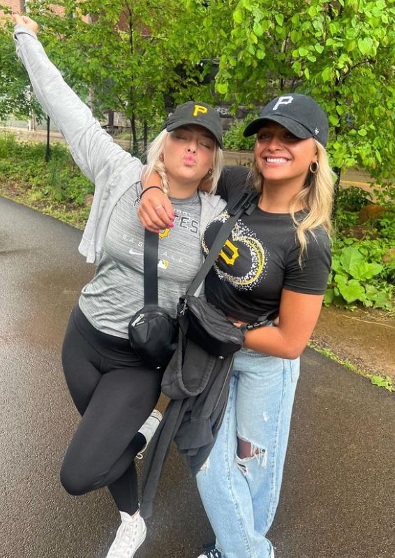 Dalanie DiSabato Height, Weight, Age, Wiki, Boyfriend, Parents, Net Worth & BIO 7 Dalanie DiSabato with her bestie