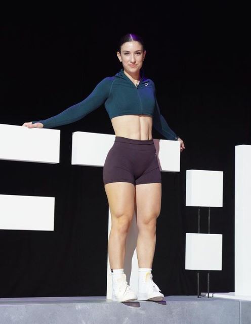 Diana Conforti Age, Height, Weight, Wiki, Workout, Boyfriend, Family, Net Worth & BIO 3 Diana Conforti height