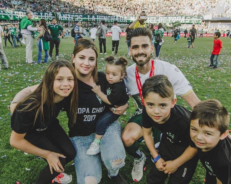 Ezequiel Luna Height, Weight, Age, Wife, Kids, Family, Net Worth, Biography & More 4 Ezequiel Luna with family