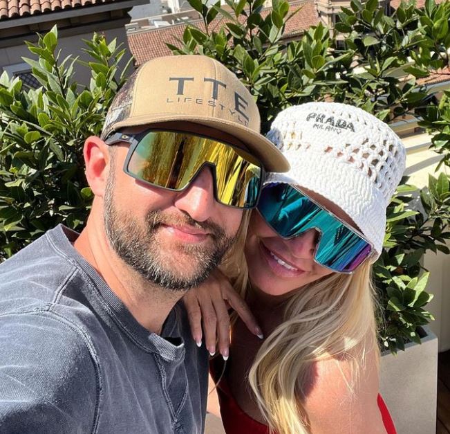 Josh Bryant: Wiki, BIO, Age, Wife, Net Worth, Height, Family & More 2 Josh Bryant with his wife Kristin Chenoweth