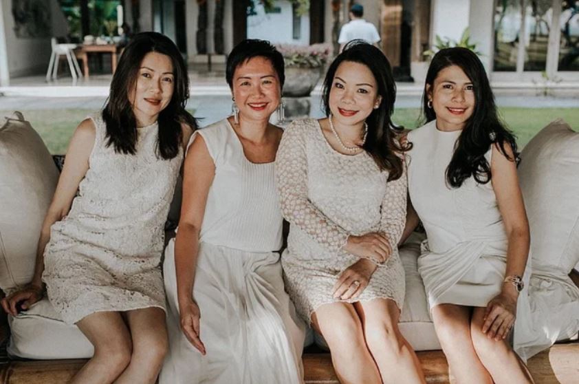 Loo Tze Lui (Lawrence Wong's Wife) Age, Wiki, Family, Kids, Nationality, Net Worth & BIO 7 Loo Tze Lui with her friends
