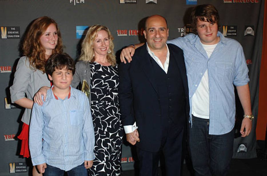 Omid Djalili Age, Wife, Religion, Net Worth, Kids, Family, Height & BIO 8 Omid Djalili with his wife and kids
