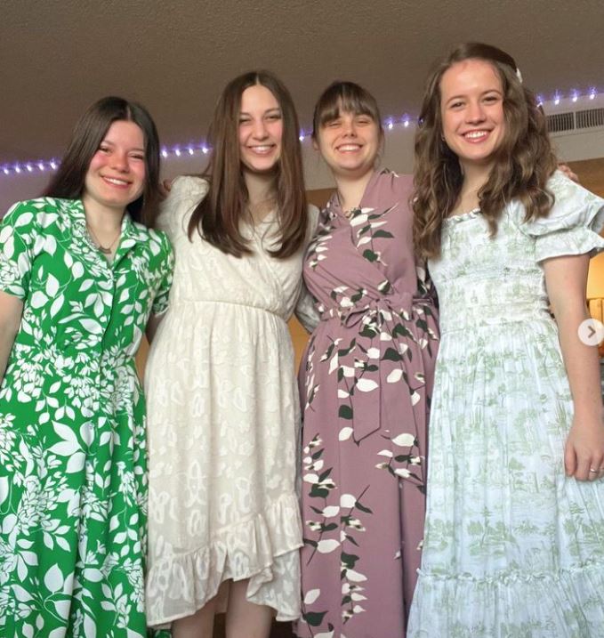 Shari Franke Wiki (Ruby Franke’s Daughter), Age, Boyfriend, Family, Height, Biography & More 7 Shari Franke with her friends