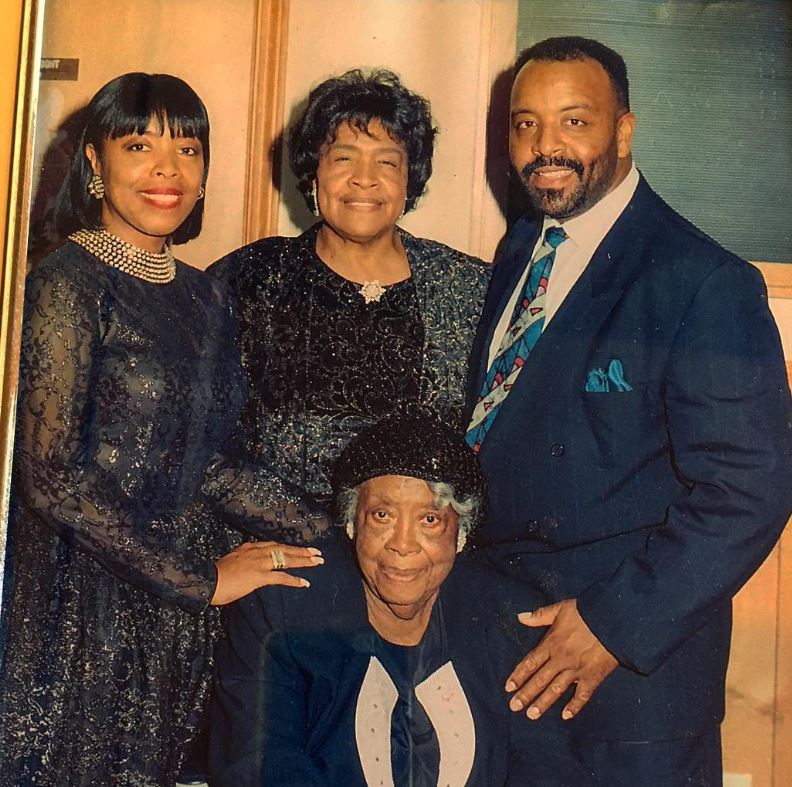 Shirley Strawberry Husband, Age, Kids, Wiki, Net Worth, Height, Family & BIO 8 Shirley Strawberry with her family