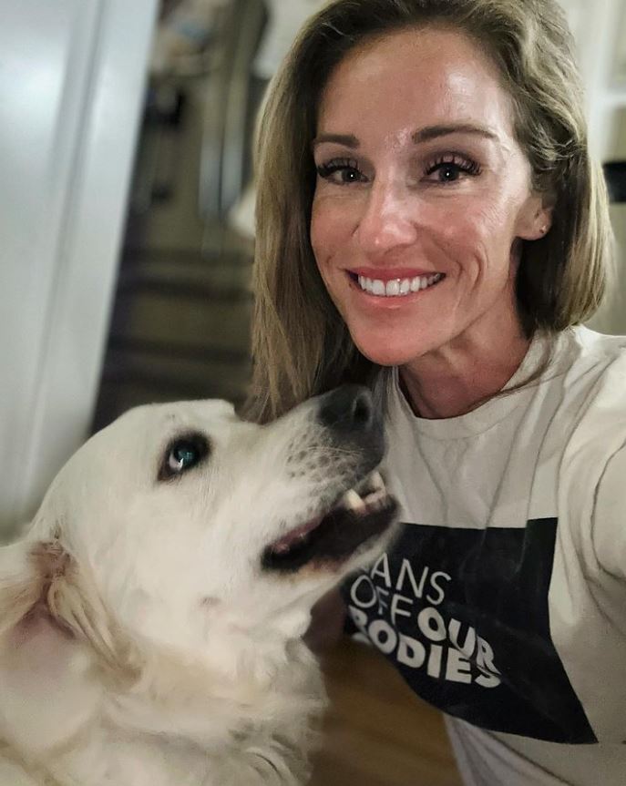 Susanna Gibson Husband, Children, Age, Wiki, Family, Education, Biography & More 2 Susanna and her pet dog